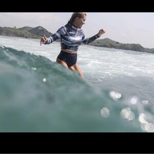 Ninefoot studios long sleeve crop turtleneck rashguard size S